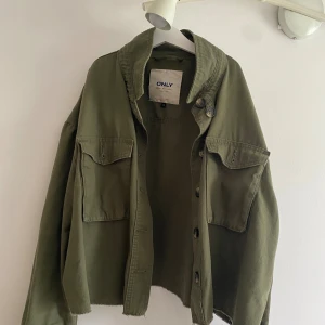 Grön jacka - Grön jacka från ONLY, den är i storlek 40, men skulle mer säga att den är S/M