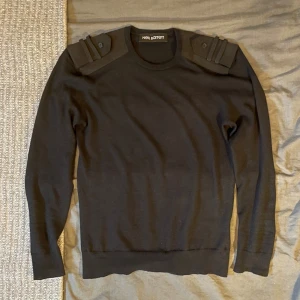 Neil barret kashmir sweater - Neil barret wool/kashmir/silkes sweater med epaletter på axlarna. Storlek S men har krymt lite i tvätten så passar XS man eller S kvinna. Inga hål eller skråmor