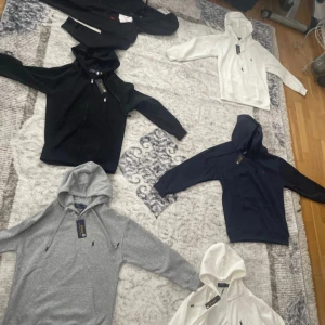 Vit hoodie från Polo Ralph Lauren - Vit hoodie från Polo Ralph Lauren med olika helt nya storlekar S och M pris kan diskuteras 