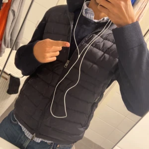 Moncler cardigan - Säljer min snygga Moncler cardigan i storlek xl (passar L) nu då den tyvärr inte kommer till användning! Skick 9/19 (bortsett skadan på bild 4) Priset är ej hugget i sten, hör av er vid frågor