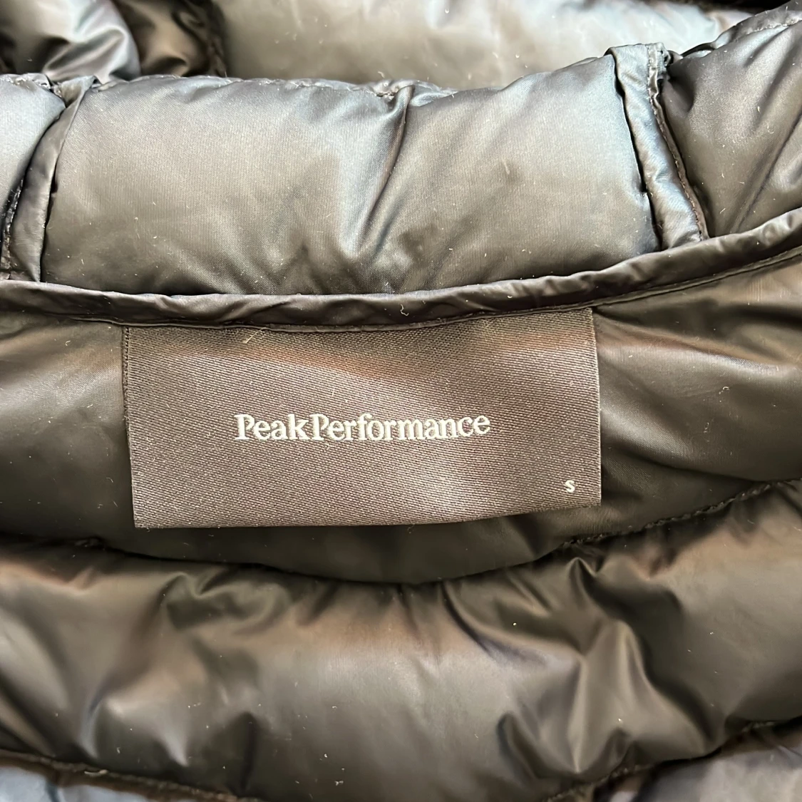 Svart Peak Performance pufferjacka S - 3