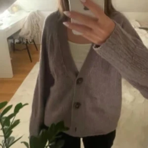 Lila stickad kofta - Ljuslila supermjuk & varm stickad kofta med knappar från Lindex  Tröjan är i storlek 146/152 men den är stor i storleken och sitter som en XS/S.