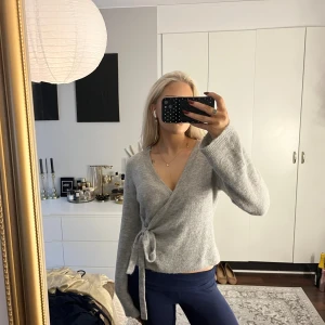 Stickad kofta från Ginatricot med knytband - Koftan är i storlek L men är mer som en storlek M/S🌸