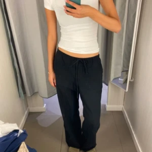 Svarta linnebyxor från Gina Tricot - Snygga svarta linnebyxor från Gina Tricot med elastisk midja och raka ben. Byxorna har en avslappnad passform och är perfekta för en chill och stilren look. Tillverkade i mjukt linnematerial som känns svalt och skönt. Pris kan diskuteras vid snabb affär 💗