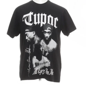 Tupac T-shirt - Jättefin tupac T-shirt, nästan aldrig använd. Köptes för 400kr på Zalando.❤️