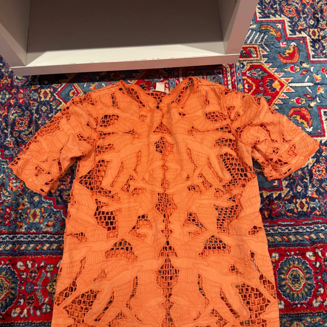 Orange kortklänning med spetsdetaljer