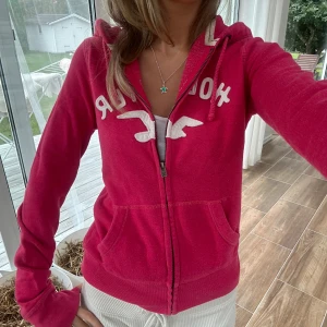 Hollister zip - En zip från Hollister i storlek S. Tröjan bedöms vara i mycket fint skick. Jag skickar ditt köp inom 24h. Se liknande zip i min profil! 