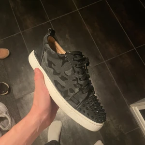 Christian Louboutin - Tvärfeta loubs i toppskick. Köpta från stor säljare på Grailed men var tyvärr lite små för mig. Nypris ligger på 12.000kr ungefär. Storlek 40,5 passar upp till 42. Finns små defekter men inget märkvärdigt, skick 9/10. Skriv för frågor eller annat! 🙌🙌
