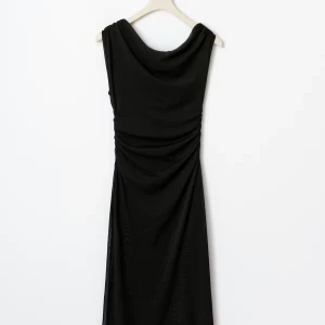 Svart oneshoulder långklänning - Säljer en svart långklänning med oneshoulder-design och draperad effekt i midjan. Använd en gång! Nu pris 500kr 