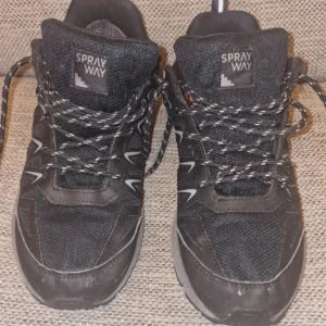 Svarta hikinhskor från Sprayway - Använda vid ett par scoutläger/hajker. Den skavank jag har sett är skaven framme vid tårna (se bild). Annars i jättebra skick! Stl 39