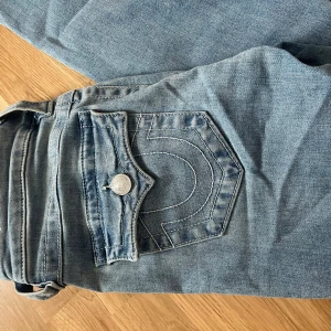 True Religion Becca Bootcut Jeans - nästan helt oanvända jeans från true religon, medelhög midja storlek 26