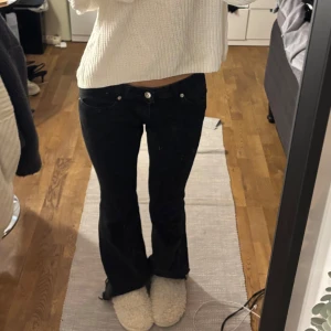Lågmidjade jeans - Lågmidjade snygga jeans från only som är slutsålda överallt!! Slitage förekommer men inget märkbart anser jag personligen💞 kontakta vid minsta fråga 