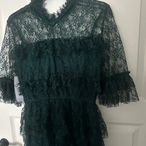 Klänning  - Säljer en jätte fin mörkgrön klänning. Aldrig använt prislappp på.