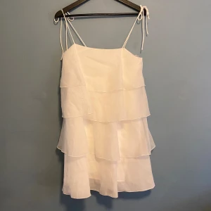 Vit klänning  - Vit volangklänning från Gina tricot. Storlek xs men passar även S🤍🤍