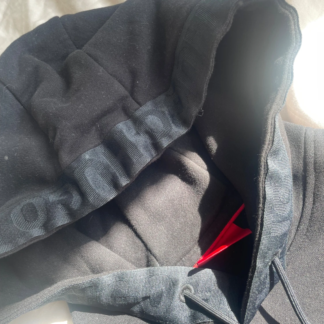 Svart hoodie från HUGO med logga - 1