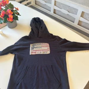 hoodie Ralph Lauren Denim & Supply - Marin blå hoodie från ralph lauren i fint skick. Storlek M