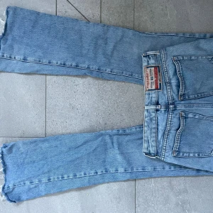 Ljusblå jeans från Disel - Säljer ett par klassiska ljusblå jeans från Disel.