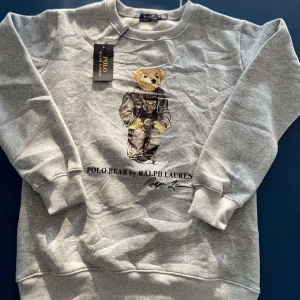 Ralph Lauren sweatshirt Bear  - Säljer en riktigt fräscht Ralph lauren bear sweatshirt i färgen grå. Strl S den sitter fint! Pris 799kr, diskuterbart. Vid frågor eller funderingar är det bara att skriva. Mvh Etienne🤗