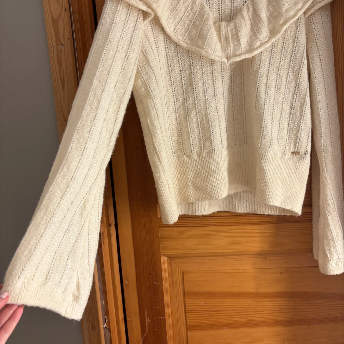 Vit stickad tröja med volang  - 1