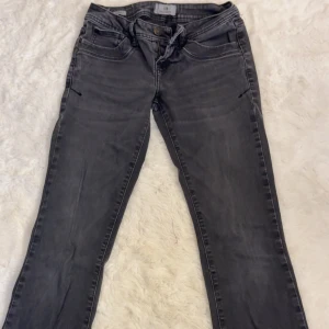 Ltb jeans!  - Jätte fina grå svarta ltb jeans som är låga i midjan och utsvängda i benen! Jeansen är använd ett par gånger men tyvärr inte längre kommer till användning längre! Storleken är waist:25 och längd:32! 