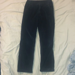 Mörkblå manchesterbyxor med raka ben - Säljer ett par jätte snygga Manchesterbyxor. Passformen är rak och lite Loose fit! Passar super bra till uppklädda tillfällen men funkar lika bra till en vanlig avslappnad look!