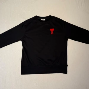 AMI sweatshirt  - AMI sweatshirt i mycket bra skick, inga hål eller defekter. Passar som vanlig storlek M. Säljer då den inte passar mig längre. 