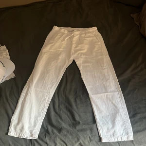 Vita Jack & Jones linnebyxor  - Snygga Jack & Jones linne byxor i storlek M, super fint skick men ett jätte litet hål på vänster lår, syns nästan inte.