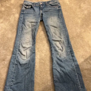 Blå jeans med broderad ficka Gina Tricot - Snygga blå jeans från Gina Tricot med cool broderad ficka fram. Jeansen har klassisk femficksdesign, raka ben och kontrastsömmar. Perfekta för dig som vill ha en unik detalj på dina jeans. Materialet är klassisk denim.