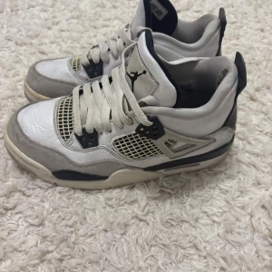 Nike Air Jordan 4 Military Black - Köpta i Sverige för ett par år sedan. Använda, men fortfarande i bra skick. Lite slitage på ena skons tå och tyget vid hälen har gått sönder lite, men skorna är fortfarande bekväma att ha på sig 😊  Nypris: 500 € 