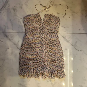 Kortklänning från Zara  - Säljer denna supersöta klänning från Zara i storlek M, på grund av att den är för liten för mig. Liten i storleken, skulle mer säga att klänningen är en S/XS. För kort för mig som är 175! Aldrig använd så mycket bra skick😍