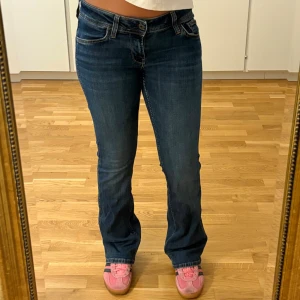 Pepe jeans, bootcut - Lågmidjade jeans, storlek 27/32. Lite slitna längst ner men inget man tänker på. 