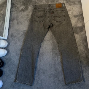 Grå Levi's 551 straight jeans W32 L32 - Snygga grå Levi's 551 jeans med raka ben och klassisk femficksdesign. Knappt andvända 