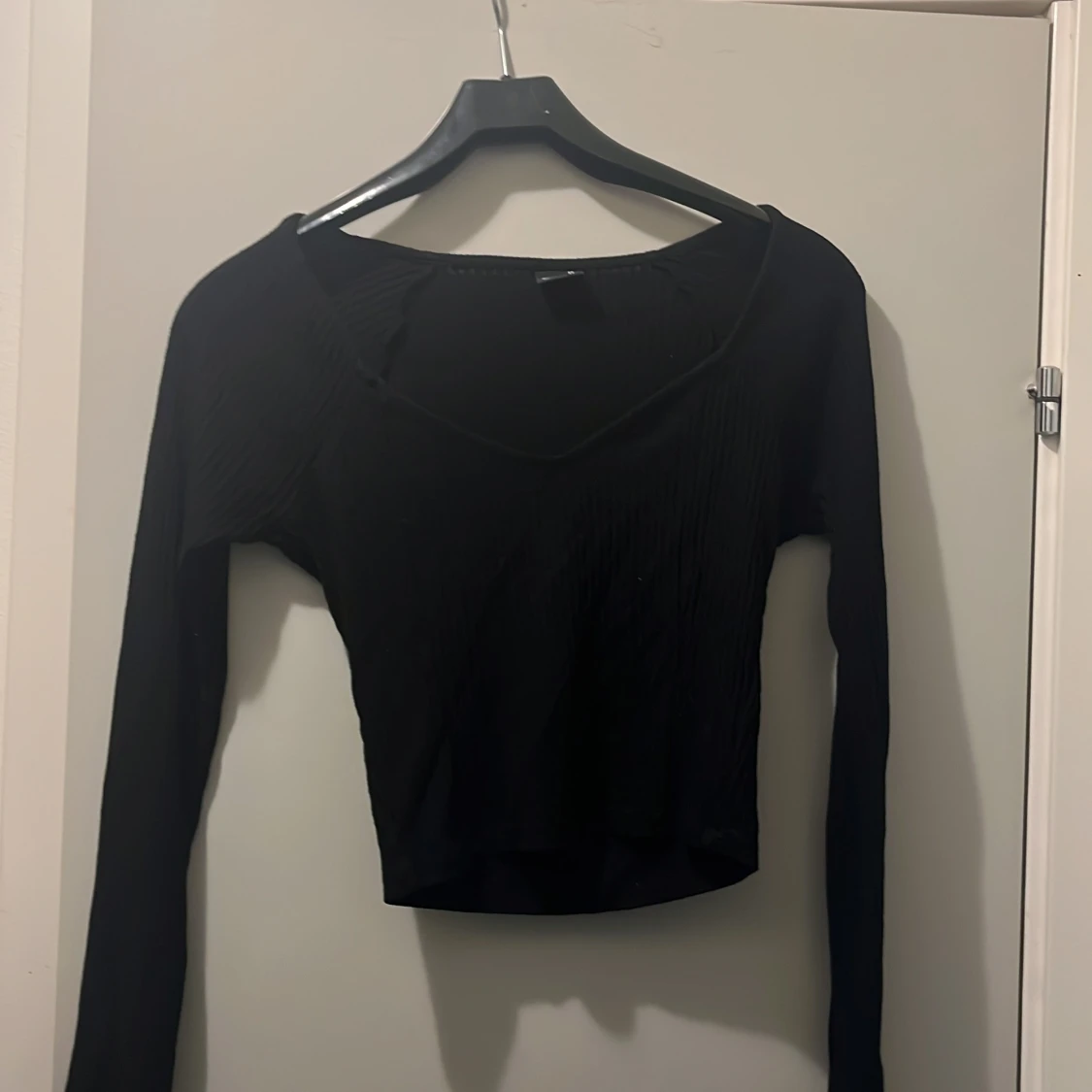 Svart croppad långärmad topp