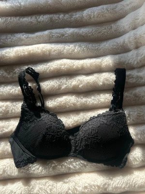 Intimismi BH  - Aldrig använd för den är för liten , har dock klippt av lappen men den är ny köpt för 639 