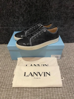 Lanvin skor(nya) - Hej, säljer nu dessa svin snygga lanvin skor. Skorna är helt nya! Begränsat antal boxar och dustbag. Hör av dig vid frågor. 