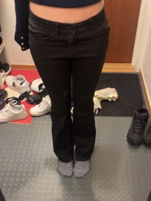 Svarta bootcut jeans från Lindex - Säljer mina svarta jeans från Lindex, modell Freja. Byxorna har bootcut passform med lätt utsvängda ben. Säljer då de är snäppet för korta på mig!!🩷🩷