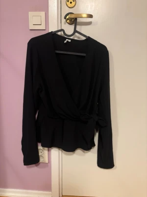 tröja från nelly storlek xs - svart blus
