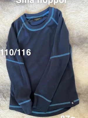 Mörkblå långärmad topp från Everest  - Mörkblå långärmad topp från Everest med kontrasterande blå sömmar. perfekt för lager på lager under kyliga dagar. Klassisk rund halsringning och enkel design som funkar till det mesta.🌸 Små noppor. Storlek 110/116