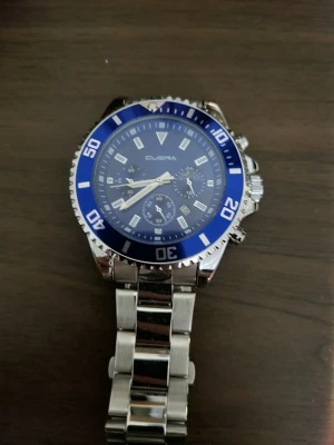 En stilig klocka - En fin och stilig klocka som skulle passa till 12-16 åringar med datum men tidtagaruren är bara där den funkar inte annars så funkar klockan som den ska