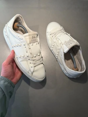 Valentino Skor  - ‼️VI TAR EJ BYTEN‼️ Valentino open sneaker | Skick: 8,5/10 | Storlek 40 EU | Box, skopåse & kort ingår! | Fraktar inom 24H efter köp på köparens bekostnad 📦💨 | Hör av dig vid minsta fråga eller fundering 💭 