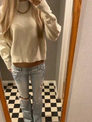 Beige stickad polotröja - Säljer denna stickade polotröjan från other stories i storlek m