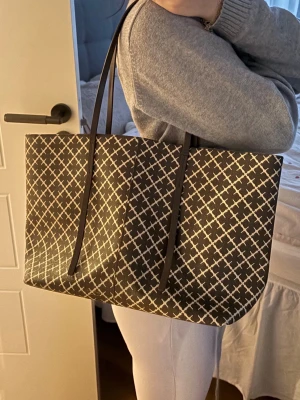 Brun stor från By Malene Birger - Brun väska från By Malene Birger som jag köpt på Raglady för 2800kr. Den passar superbra till skolan, resa eller när man ska packa med sig en del saker. Den är i superbra skick och jag säljer bara för att jag köpt en ny väska och inte längre behöver denna! Pris går att diskutera och jag skickar gärna samma dag.