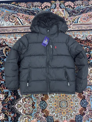 Ralph Lauren svart jacka - storlek L - • Helt ny med tagg • Storlek L • Perfekt för den kalla vintern • Pris kan diskuteras • Säg gärna till om ni undrar något eller behöver fler bilder!