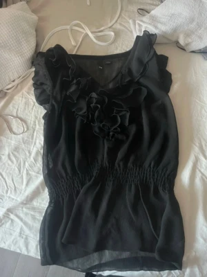 söt blus  - Säljer denna otroligt fina blusen då den tyvärr inte kommer till användning, i super fint skick!❣️ Storlek xs/34