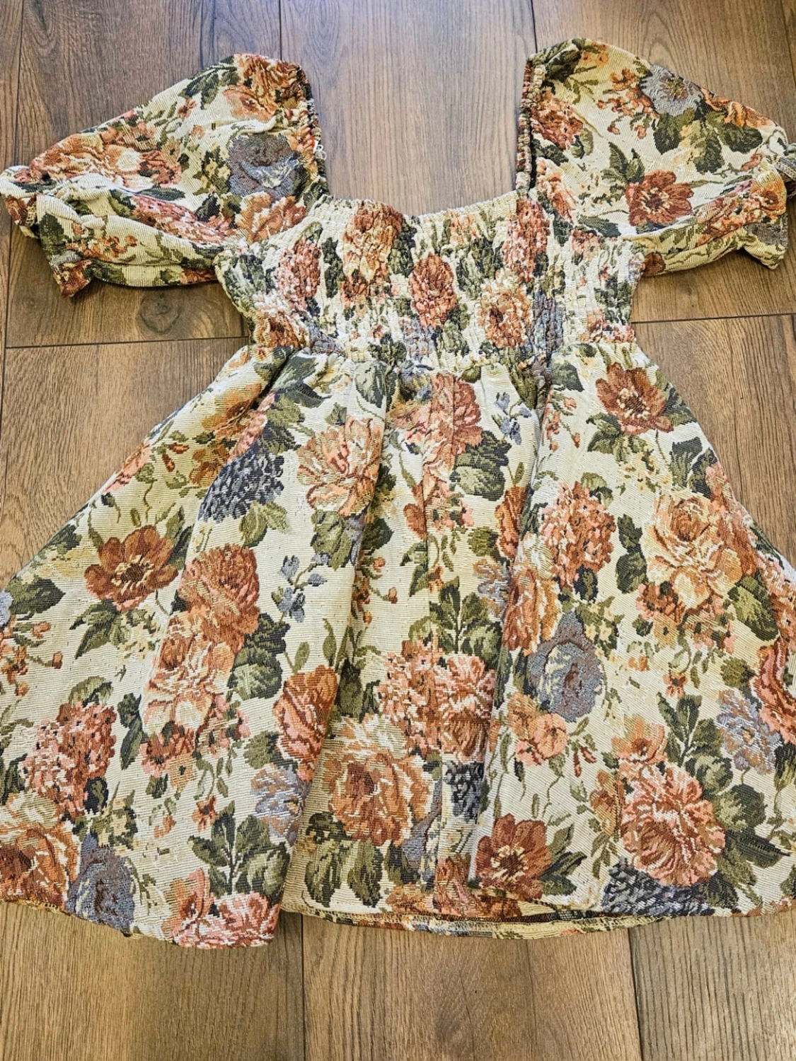 Blommig kortklänning med puffärm - 1