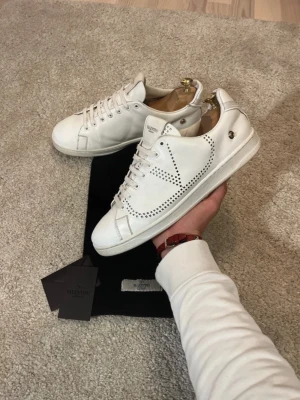 Valentino Garvani sneakers - Tvär feta valentino garbanzo sneakers med en vit logga på sidan. Kommer med dust bag och kort och älthets kod hittar du i skorna som kan verifieras på Valentinos hemsida. Stl:43 skick: 8/10
