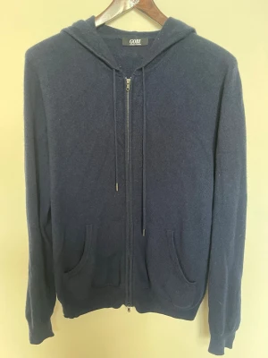 Cashmere zip hoodie - En zip hoodie i 100% cashmere från Gobi cashmere i storlek M. Tröjan är i fint skick bortsett från ett litet hål på axeln. Denna defekt syns dock inte under användning! Nypris 3-4000kr.
