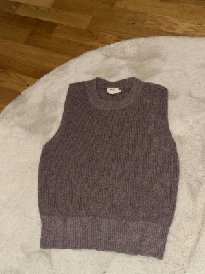 Stickad väst   - Stickad väst i gammelrosa/ lila färg 