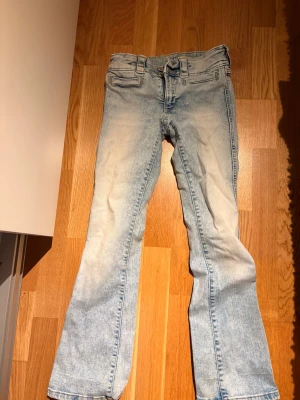 snygga jeans  - inga fickor som är en snygg detalj!         frågor kan diskuteras privat