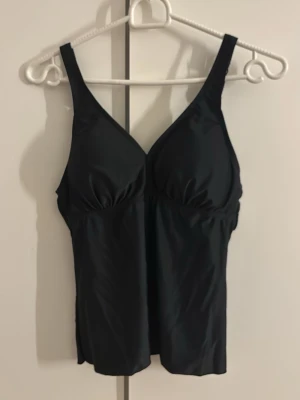 Tankini - Säljer en tankini i storlek S (endast topp). Har justerbara axelband, v-ringad urringning. Kan användas med bikini underdel eller badshorts. Gåva vid köp!🎁